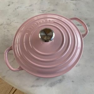 Le creuset pink Dutch Oven in 3.5 qt